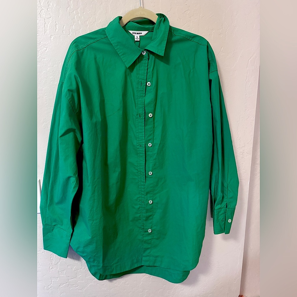 NWT oversized button down STEVE MADDEN poppy top, Green and excellent condition